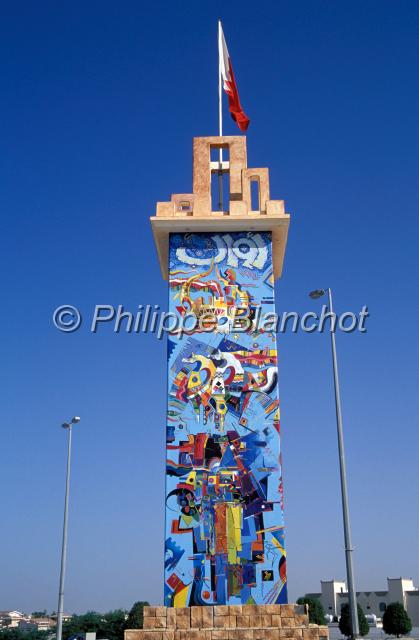 bahrein 15.JPG - Statue moderne à un carrefourManamaBahrein